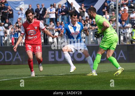 Brescia, Italie. 05th Apr, 2025. Luca Lezzerini du Brescia Calcio FC et Dimitri Bisoli du Brescia Calcio FC lors du match de championnat italien de football de Serie B entre le Brescia Calcio FC et le Mantoue 1911 au stade Mario Rigamonti le 5 avril 2025, Brixia, Italie. Crédit : Agence photo indépendante/Alamy Live News Banque D'Images