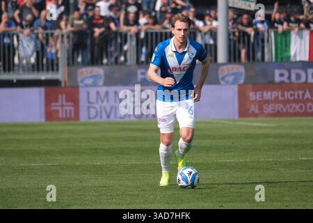 Brescia, Italie. 05th Apr, 2025. Matthias Verreth du Brescia Calcio FC porte le ballon lors du match de football italien de Serie B entre le Brescia Calcio FC et Mantova 1911 au stade Mario Rigamonti le 5 avril 2025, Brixia, Italie. Crédit : Agence photo indépendante/Alamy Live News Banque D'Images