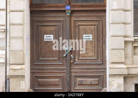 La porte d'entrée d'un bâtiment est sécurisée contre le cambriolage avec une serrure et une chaîne Banque D'Images