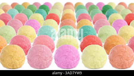 Crème glacée délicieuse de différentes saveurs. Cuillères colorées sur fond blanc Banque D'Images