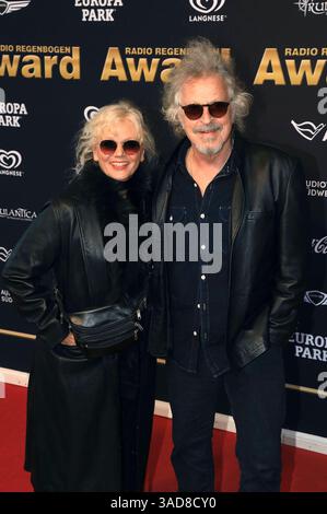 Wolfgang Niedecken mit Ehefrau Tina Golemiewski BEI der Verleihung des 25. Radio Regenbogen Award 2025 in der Europa-Park Arena. Rust, 04.04.2025 *** Wolfgang Niedecken avec son épouse Tina Golemiewski lors de la remise du Prix Radio Regenbogen 25 2025 à l'Europa Park Arena Rust, 04 04 2025 Foto :XM.xWehnertx/xFuturexImagex regenbogen 5612 Banque D'Images