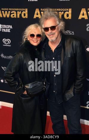 Wolfgang Niedecken mit Ehefrau Tina Golemiewski BEI der Verleihung des 25. Radio Regenbogen Award 2025 in der Europa-Park Arena. Rust, 04.04.2025 *** Wolfgang Niedecken avec son épouse Tina Golemiewski lors de la remise du Prix Radio Regenbogen 25 2025 à l'Europa Park Arena Rust, 04 04 2025 Foto :XM.xWehnertx/xFuturexImagex regenbogen 5613 Banque D'Images