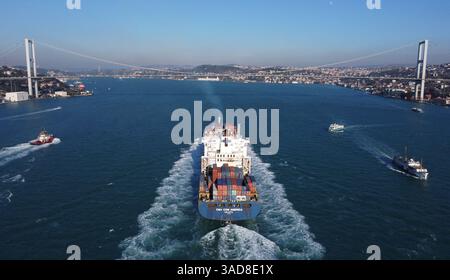 Istanbul, Turquie - 14 janvier 2022 : vue aérienne d'un porte-conteneurs CMA CGM naviguant dans le détroit du Bosphore. Un remorqueur est vu sur la gauche. Banque D'Images