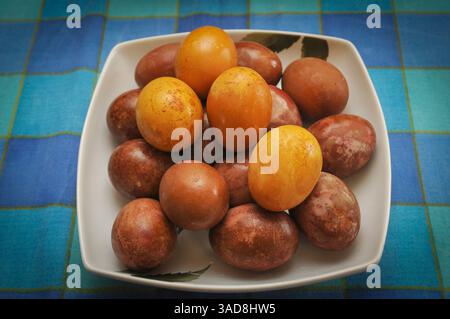 oeufs de pâques peints avec des couleurs naturelles de légumes et d'épices Banque D'Images