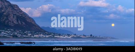 Supermoon se lève au-dessus de Walker Bay. Hermanus. Whale Coast. Overberg. Cap occidental. Afrique du Sud. Banque D'Images