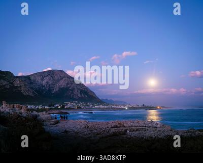 Supermoon se lève au-dessus de Walker Bay. Hermanus. Whale Coast. Overberg. Cap occidental. Afrique du Sud. Banque D'Images