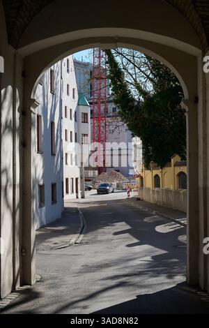 Blick durch einen Torbogen auf eine Straße in der historischen Altstadt Augsburgs Banque D'Images