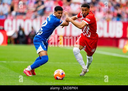 Gérone, Espagne. 5 avril 2025. Danjuma (Girona FC) affronte Santiago Mourino (Deportivo Alaves) lors du match de Liga entre Girona FC et Deportivo Alaves, au stade Montilivi le 5 avril 2025 à Gérone, Espagne. Foto : Siu Wu crédit : dpa/Alamy Live News Banque D'Images