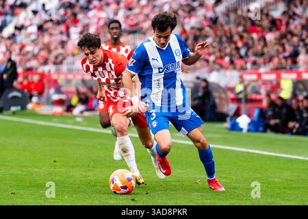 Gérone, Espagne. 5 avril 2025. Manu Sanchez (Deportivo Alaves) affronte Frances (Girona FC) lors du match de la Liga entre Girona FC et Deportivo Alaves, au stade Montilivi le 5 avril 2025 à Gérone, Espagne. Foto : Siu Wu crédit : dpa/Alamy Live News Banque D'Images