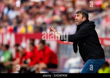 Gérone, Espagne. 5 avril 2025. L'entraîneur d'Eduardo Chacho Coudet (Deportivo Alaves) est vu lors d'un match de football de la Liga entre Girona FC et Deportivo Alaves, au stade Montilivi le 5 avril 2025 à Gérone, en Espagne. Foto : Siu Wu crédit : dpa/Alamy Live News Banque D'Images