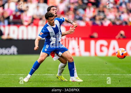 Gérone, Espagne. 5 avril 2025. Antonio Blanco (Deportivo Alaves) affronte Miguel Gutierrez (Girona FC) lors du match de la Liga entre Girona FC et Deportivo Alaves, au stade Montilivi le 5 avril 2025 à Gérone, Espagne. Foto : Siu Wu crédit : dpa/Alamy Live News Banque D'Images