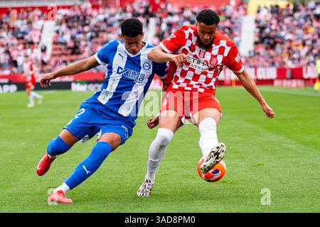 Gérone, Espagne. 5 avril 2025. Danjuma (Girona FC) affronte Santiago Mourino (Deportivo Alaves) lors du match de Liga entre Girona FC et Deportivo Alaves, au stade Montilivi le 5 avril 2025 à Gérone, Espagne. Foto : Siu Wu crédit : dpa/Alamy Live News Banque D'Images