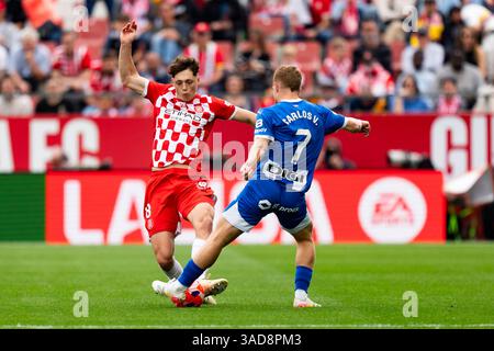 Gérone, Espagne. 5 avril 2025. Krejci (Girona FC) affronte Carlos Vicente (Deportivo Alaves) lors du match de Liga entre Girona FC et Deportivo Alaves, au stade Montilivi le 5 avril 2025 à Gérone, Espagne. Foto : Siu Wu crédit : dpa/Alamy Live News Banque D'Images