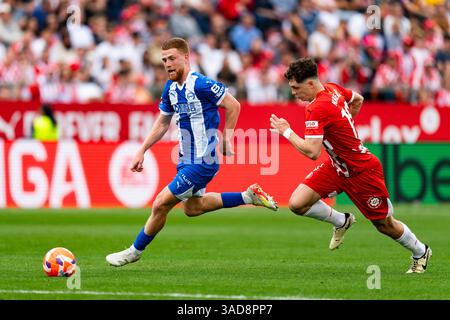 Gérone, Espagne. 5 avril 2025. Carlos Vicente (Deportivo Alaves) affronte Frances (Girona FC) lors du match de la Liga entre Girona FC et Deportivo Alaves, au stade Montilivi le 5 avril 2025 à Gérone, Espagne. Foto : Siu Wu crédit : dpa/Alamy Live News Banque D'Images