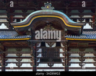 Nara, Japon - septembre 26 2024, vue panoramique de la partie de la façade directement au-dessus de l'entrée du temple Todaiji, en journée, Nara, Japon Banque D'Images
