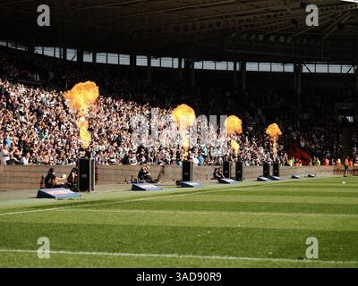 Les fans du Hull F.C. célèbrent après un essai marqué lors du match de quater-finale de la Betfred Challenger Cup entre le Hull FC et le Hull KR au MKM Stadium de Hull le samedi 6 avril 2025 Banque D'Images