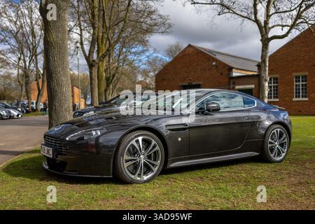 2010 Aston Martin Vantage V12, exposée à l'Assemblée du patrimoine de Bicester le 16 mars 2025. Banque D'Images