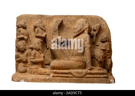 Un Rishi (sage) avec ses disciples. Bhubaneshwar, 10ème siècle après JC. Dans une seule dalle tous les disciples et Rishi lui-même assis. Rishi apprend son disque Banque D'Images