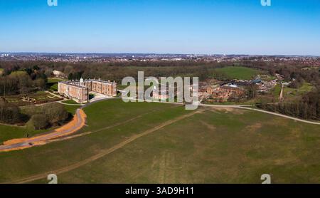TEMPLE NEWSAM, LEEDS, ROYAUME-UNI - 18 MARS 2025. Vue aérienne de Temple Newsam House et des terrains près de Leeds, West Yorkshire qui est un bâtiment classé Grade 1 Banque D'Images
