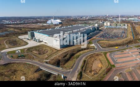 LEEDS, ROYAUME-UNI - 18 MARS 2025. Vue aérienne au-dessus du grand entrepôt Amazon Prime et du centre de distribution avec liaisons de transport et voiture du personnel p Banque D'Images