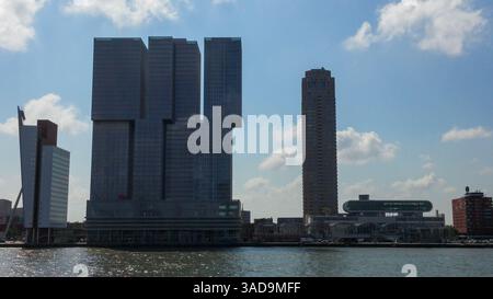 Vue sur les gratte-ciels modernes le long d'une rivière. Les bâtiments ont des conceptions architecturales uniques, certains ayant une apparence empilée. Le Banque D'Images