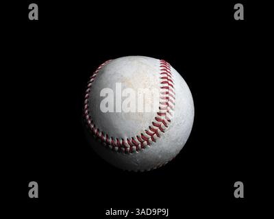 Une seule balle de baseball vue de côté, isolée sur un fond noir profond, soulignant sa texture, ses coutures et son design intemporel. Banque D'Images