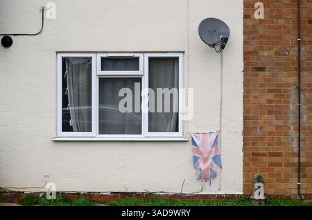 Un drapeau de l'Union Jack déchiré suspendu à l'extérieur d'un bloc d'appartements, St Peter's Road, Basingstoke, Hampshire, Royaume-Uni. 14 janvier 2025 Banque D'Images