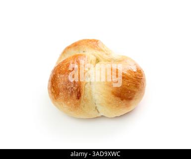Noeud isolé de pain. Gros plan du nœud de pain de levure cuite au four. Rouleau de nœud tressé avec lavage aux œufs. Pain au beurre suisse traditionnel appelé Zopf ou Challah pr Banque D'Images