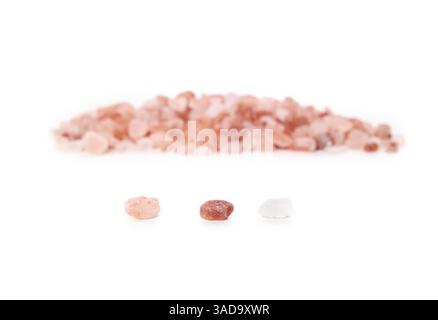 Roches de sel roses ou sel de l'Himalaya avec pile défocalisée. Roches de sel grossier dans différents tons rose, orange à blanc. Utilisé pour aromatiser les aliments, la présentation Banque D'Images