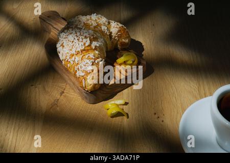 Scène de petit déjeuner avec délicieux croissant et tasse de café Banque D'Images