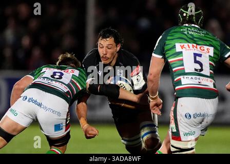 Glasgow Warriors JP du Preez est attaqué lors du match de la Coupe des Champions Investec au stade Scotstoun de Glasgow. Date de la photo : samedi 5 avril 2025. Banque D'Images