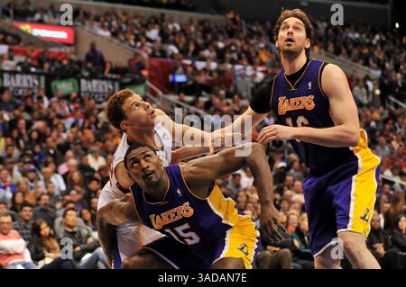 14 janvier 2012 Los Angeles, CA. Le petit attaquant des Los Angeles Lakers Metta World Peace #15 et les Los Angeles Lakers propulsent l'attaquant Pau Gasol #16 se battent pour la position pour le rebond avec les Los Angeles Clippers propulsent l'attaquant Blake Griffin #32 en action en deuxième mi-temps lors du match de basket-ball entre les Los Angeles Lakers et les Los Angeles Clippers au Staples Center de Los Angeles, Californie..les Clippers battent les Los Angeles Lakers 102-94.Louis Lopez les Los Angeles Lakers/CSM(Credit image : © Louis Lopez/Cal Sport/Cal/Clippers ZUMAPRESS.com) Banque D'Images