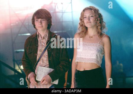 03 oct. 2000 ; Hollywood, Californie, États-Unis ; L'acteur PATRICK FUGIT (William Miller) et KATE HUDSON (Penny Lane) dans une scène du film DreamWorks 'Almost Famous'. (Image de crédit : Auto images/ZUMAPRESS.com) Banque D'Images