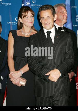 23 septembre 2008 - New York, NY, États-Unis - la première dame française CARLA BRUNI-SARKOZY et le président français NICOLAS SARKOZY assistent à la salle de presse de la Fondation « Appeal of conscience » qui a honoré Sarkozy en lui décernant le prix World Stateman Award 2008 à l'hôtel Waldorf Astoria (crédit image : Nancy Kaszerman/ZUMAPRESS.com) Banque D'Images