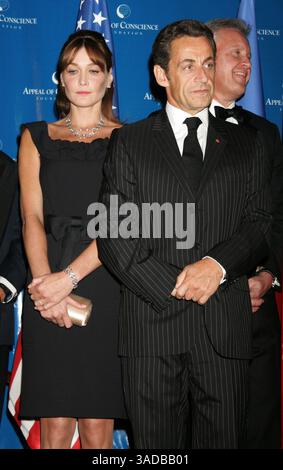23 septembre 2008 - New York, NY, États-Unis - la première dame française CARLA BRUNI-SARKOZY et le président français NICOLAS SARKOZY assistent à la salle de presse de la Fondation « Appeal of conscience » qui a honoré Sarkozy en lui décernant le prix World Stateman Award 2008 à l'hôtel Waldorf Astoria (crédit image : Nancy Kaszerman/ZUMAPRESS.com) Banque D'Images