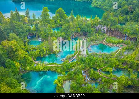 Une photo époustouflante prise par drone des lacs de Plitvice montrant des lacs turquoise vibrants, une végétation luxuriante et des cascades en cascade Banque D'Images