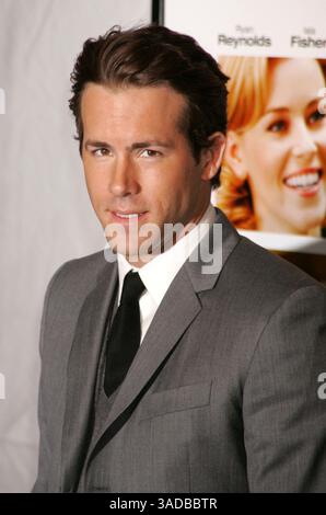 Sep 29, 2008 - New York, NY, USA - RYAN REYNOLDS, 31 ans, est né à Vancouver, et New Yorker Scarlett Johansson, 23 ans, se marient, ils sont fiancés depuis mai de cette année. La cérémonie de mariage privée a eu lieu samedi dans un centre de villégiature sauvage à l'extérieur de Vancouver, au Canada. PHOTO : FILE : Feb 12, 2008 - New York, NY, États-Unis - L'acteur RYAN REYNOLDS à la première New-yorkaise de 'Defined, Maybe' tenue au Ziegfeld Theater (crédit image : Nancy Kaszerman/ZUMAPRESS.com) Banque D'Images