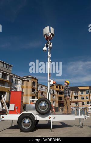 10 avril 2008 - Dallas, Texas, États-Unis - une caméra de sécurité de remorque portable Quiksite est installée pour surveiller et protéger le chantier de construction par un opérateur masculin (image de crédit : Ed Lallo/ZUMAPRESS.com) Banque D'Images