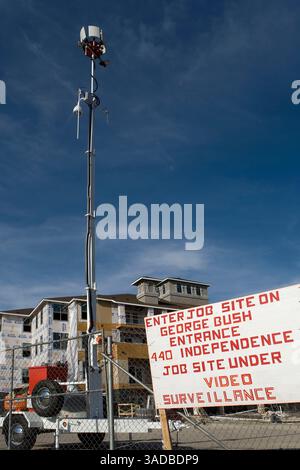 10 avril 2008 - Dallas, Texas, États-Unis - une caméra de sécurité de remorque portable Quiksite est installée pour surveiller et protéger le chantier de construction par un opérateur masculin (image de crédit : Ed Lallo/ZUMAPRESS.com) Banque D'Images