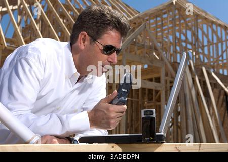 10 avril 2008 - Dallas, Texas, États-Unis - contremaître et architecte de construction de maisons masculines utilise différents outils pour rester en contact avec les travailleurs. Radios bidirectionnelles Motorola et ICOM et téléphones portables SprintNextel (image de crédit : Ed Lallo/ZUMAPRESS.com) Banque D'Images