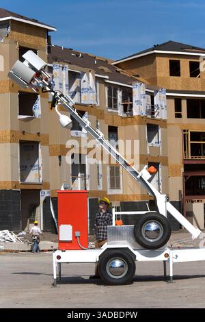 10 avril 2008 - Dallas, Texas, États-Unis - une caméra de sécurité de remorque portable Quiksite est installée pour surveiller et protéger le chantier de construction par un opérateur masculin (image de crédit : Ed Lallo/ZUMAPRESS.com) Banque D'Images