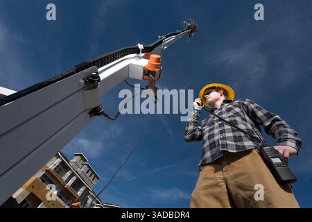 10 avril 2008 - Dallas, Texas, États-Unis - une caméra de sécurité de remorque portable Quiksite est installée pour surveiller et protéger le chantier de construction par un opérateur masculin (image de crédit : Ed Lallo/ZUMAPRESS.com) Banque D'Images