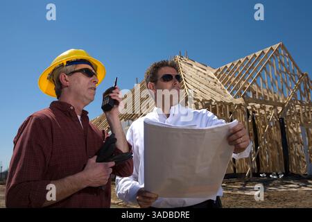 10 avril 2008 - Dallas, Texas, États-Unis - contremaître et architecte de construction de maisons masculines utilise différents outils pour rester en contact avec les travailleurs. Radios bidirectionnelles Motorola et ICOM et téléphones portables SprintNextel (image de crédit : Ed Lallo/ZUMAPRESS.com) Banque D'Images