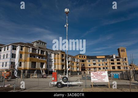 10 avril 2008 - Dallas, Texas, États-Unis - une caméra de sécurité de remorque portable Quiksite est installée pour surveiller et protéger le chantier de construction par un opérateur masculin (image de crédit : Ed Lallo/ZUMAPRESS.com) Banque D'Images