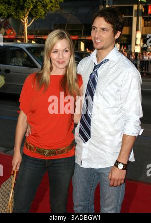 2 juin 2004 ; Hollywood, Californie, États-Unis ; L'acteur PETER FACINELLI et son épouse JENNIE GARTH à la première 'six Feet Under' qui s'est tenue au Chinese Theatre. (Crédit image : Lisa O'Connor/ZUMAPRESS.com) Banque D'Images