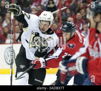 1er décembre 2011 - Washington, DC, USA - le centre des Penguins de Pittsburgh Sidney Crosby (87) se bat pour dépasser l'aile gauche des capitales de Washington Jason Chimera (25) pendant la première période au Verizon Center à Washington, DC, le jeudi 1er décembre 2011. (Crédit image : © Chuck Myers/MCT/MCT/ZUMAPRESS.com) Banque D'Images