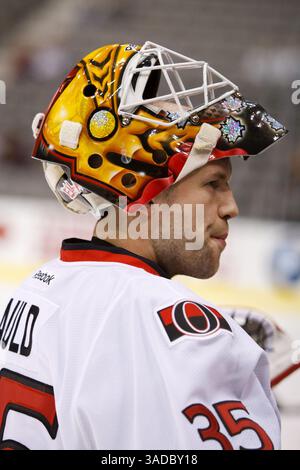 1er décembre 2011 - Dallas, Texas, États-Unis - le gardien ALEX AULD (35 ans) des sénateurs d'Ottawa lors d'une action préparatoire entre les Stars de Dallas et les sénateurs d'Ottawa. Dallas bat Ottawa 3-2 au American Airlines Center (crédit image : © Andrew Dieb/Southcreek/ZUMAPRESS.com) Banque D'Images