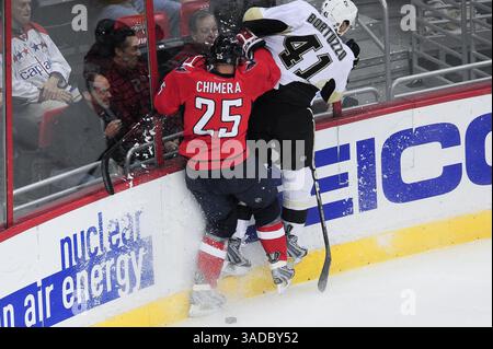 01, 2011 - Washington DC, District of Columbia, États-Unis d'Amérique - Verizon Center LHL match action ; Washington Capitals aile gauche Jason Chimera (25) prend un coup sur le défenseur des Penguins de Pittsburgh Robert Bortuzzo (41).. Les pingouins battent les capitales à domicile 2-1 (crédit image : © Roland Pintilie/Southcreek/ZUMAPRESS.com) Banque D'Images