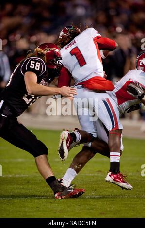 3 décembre 2011 : le long Snapper Aaron Brewer #58 de SDSU s'attaque au rapatrié Isiah Burse #1 de Fresno State. L'État de San Diego a battu l'État de Fresno 28-21.(image crédit : © Kirt Winter/Cal Sport Media/ZUMAPRESS.com) Banque D'Images