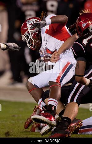 3 décembre 2011 : le long Snapper Aaron Brewer #58 de SDSU s'attaque au rapatrié Isiah Burse #1 de Fresno State. L'État de San Diego a battu l'État de Fresno 28-21.(image crédit : © Kirt Winter/Cal Sport Media/ZUMAPRESS.com) Banque D'Images